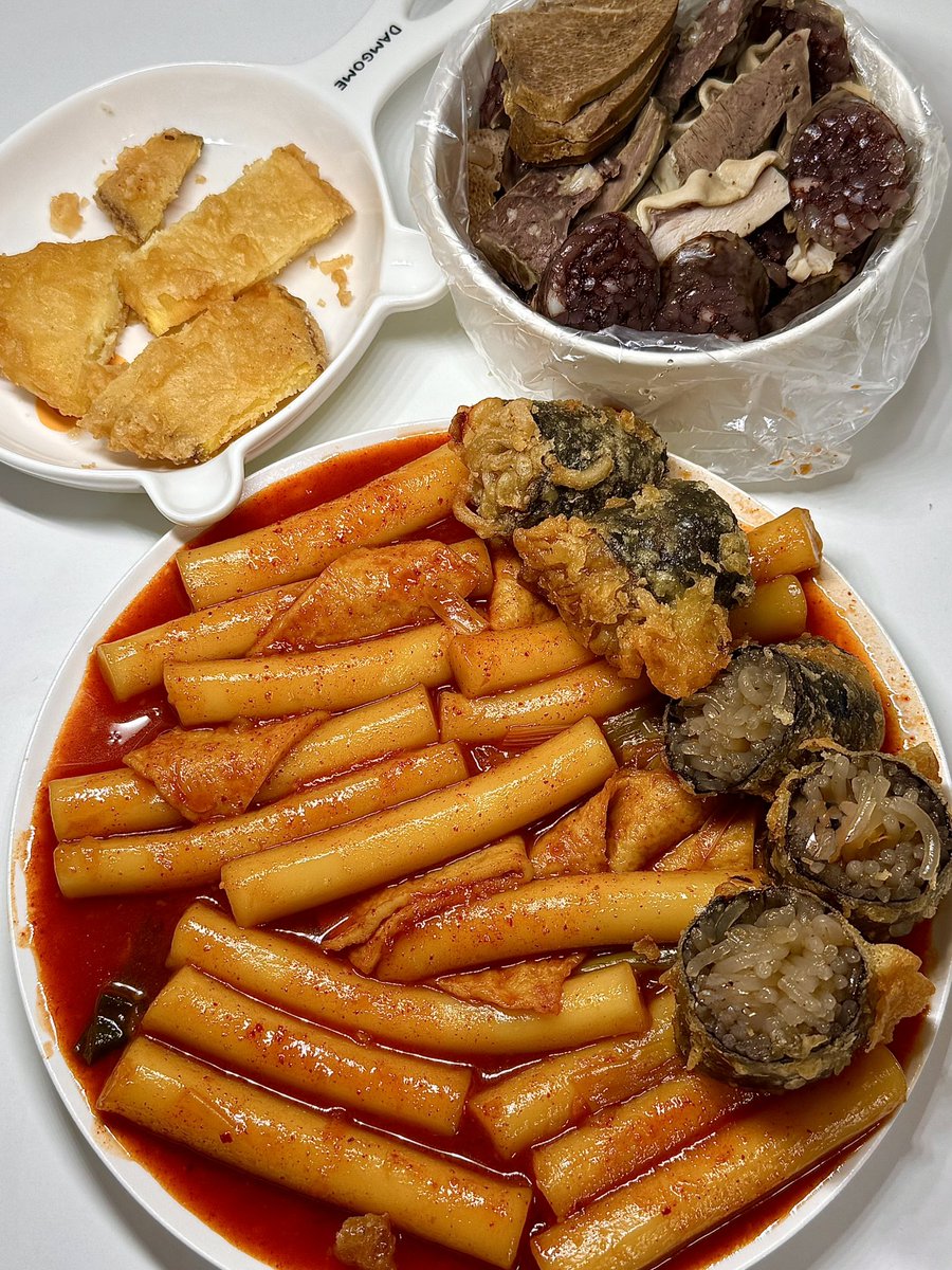 aallonez's tweet photo. 떡볶이 빠삭한대왕김말이 순대 서비스고구마튀김 김말이진짜맛잇어요 https://t.co/vOO5Fg6TLp