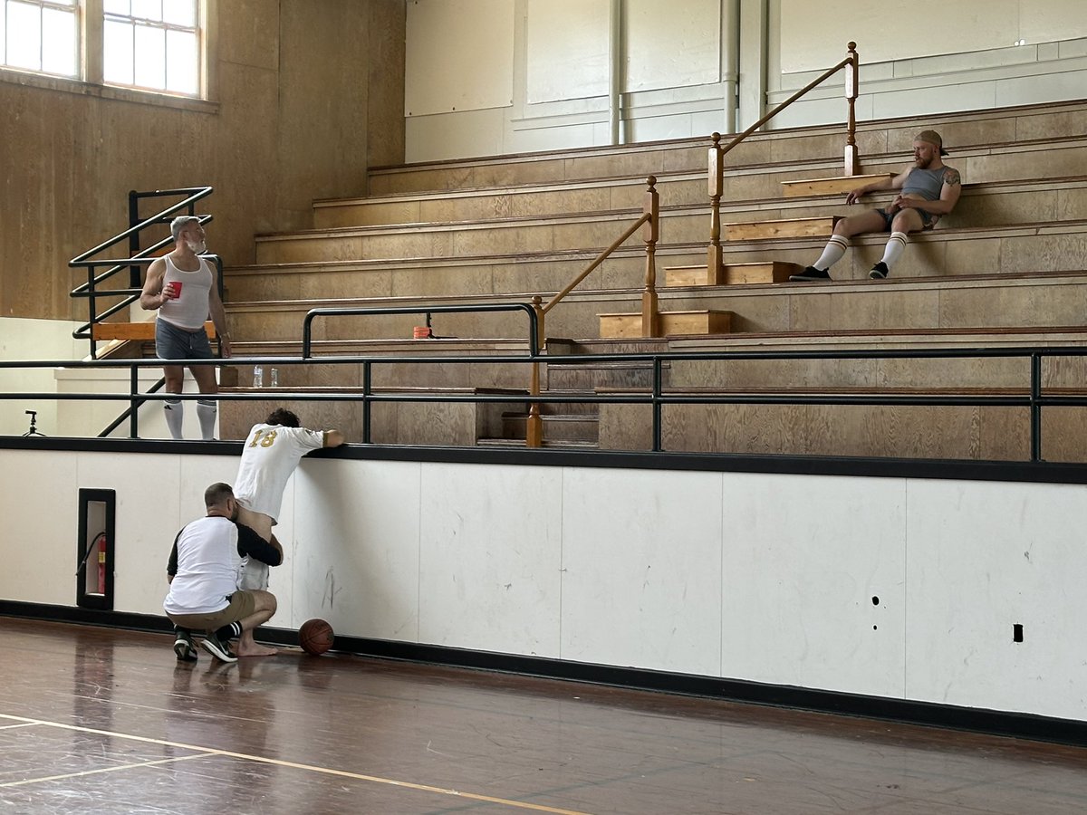 Seattle_Dad's tweet photo. You walk in the gym and see this.  Do you turn around or go sit in the bleachers?

With @bearfoothunter1 @realtatehoskins and @TheLoganStanley https://t.co/2Bg4IlBAZD