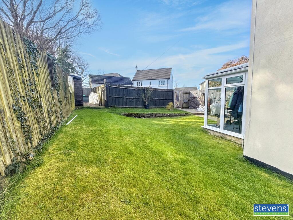 🏠 3-bedroom end terrace house
📍#Hatherleigh
💷 £275,000

This beautifully presented house has been extensively improved and updated. Think an impressive kitchen area, wood burner in the living room and a bright conservatory for extra space.
stevensestateagents.com/property-detai…