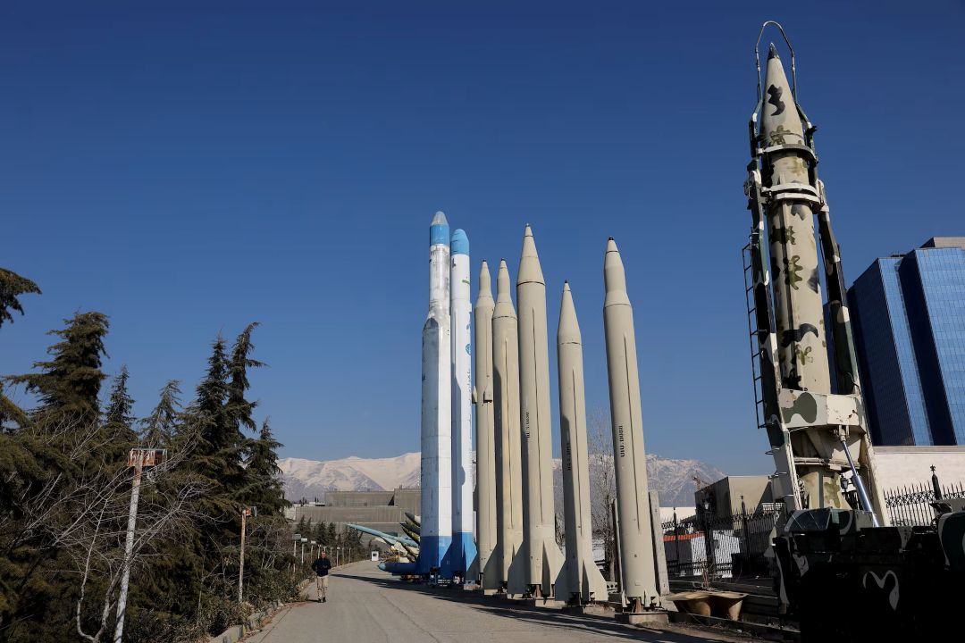 DontBeaVictim's tweet photo. Iran warns it may strike Gulf power plants and mine shipping routes if the U.S. escalates attacks, raising fears of a wider Middle East conflict and global energy disruption.

#Iran #MiddleEast #OilCrisis #StraitOfHormuz #GlobalSecurity https://t.co/FOBpUOAjVS https://t.co/Siw9OxGGUr