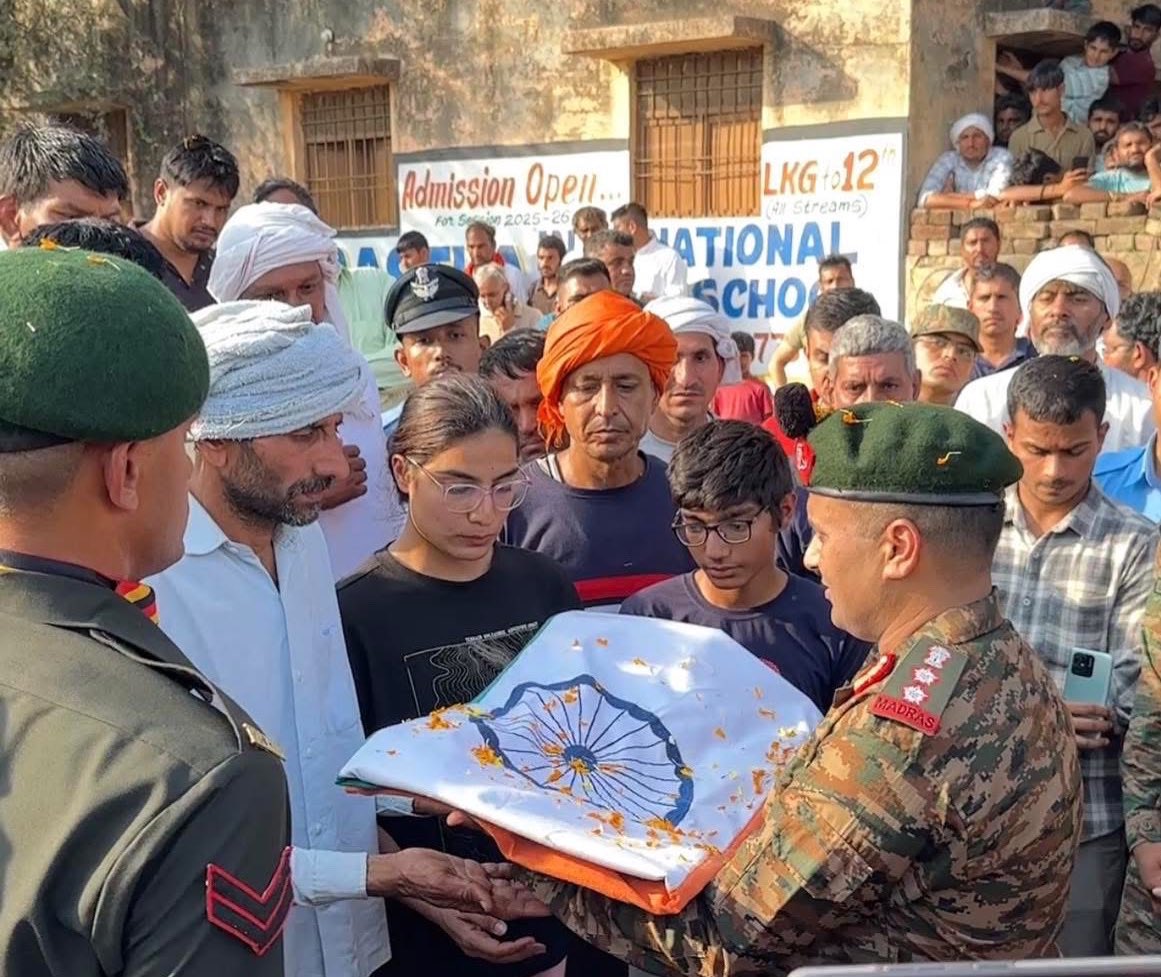 37VManhas's tweet image. Havildar Raj Singh(R) along with his daughter Ms Ritu received #tiranga on behalf of his only son

LIEUTENANT AMIT SINGH JAKHAR
145 NDA
9 MADRAS #IndianArmy

who was immortalised during training at Commando School in Belgaum.

MATA RANI gives strength to his family to bear this