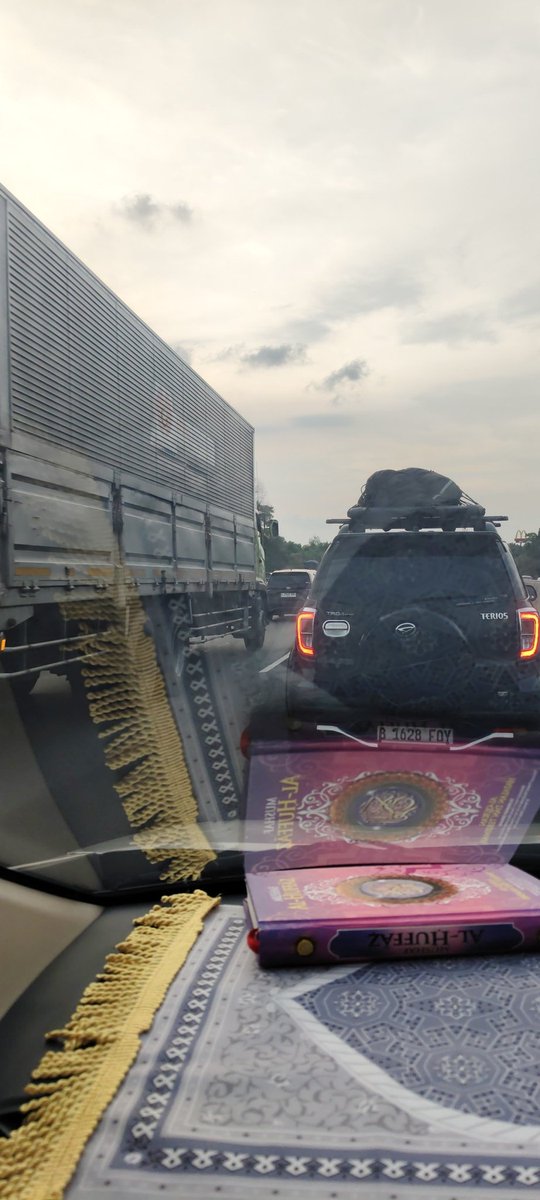 Kak_Toro's tweet photo. Arus mudik mulai macet di KM 57 Tol Cikampek arah Jakarta
@TMCPoldaMetro https://t.co/reqlz5M3sC
