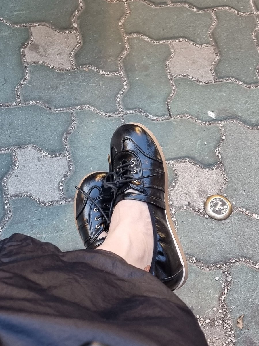 <a href="/whateveruwanny/">쫀디기</a> 
쫀디기 레이디가 선물해주신 
착한구두 메리제인!! 🐝💛💛
걸을때 넘 편하구 이쁨...💖💖

근데 일케 신는거 맞나요
양말 신었다 벗었다
페이크 삭스 신었다 벗었다
신발장에서 30분 보냈어요