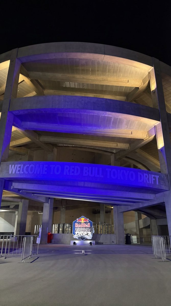 先日の Red Bull Tokyo Drift の反響を見て
改めて思いました。

今の時代、広告を打つよりも
自社ブランドの「世界観」を体験できるイベントを作る方が、圧倒的に人の記憶に残る。

空間、音、光、熱量。
リアルで体験したものは、より強く伝わる。

どんな媒体に広告を出すよりも、