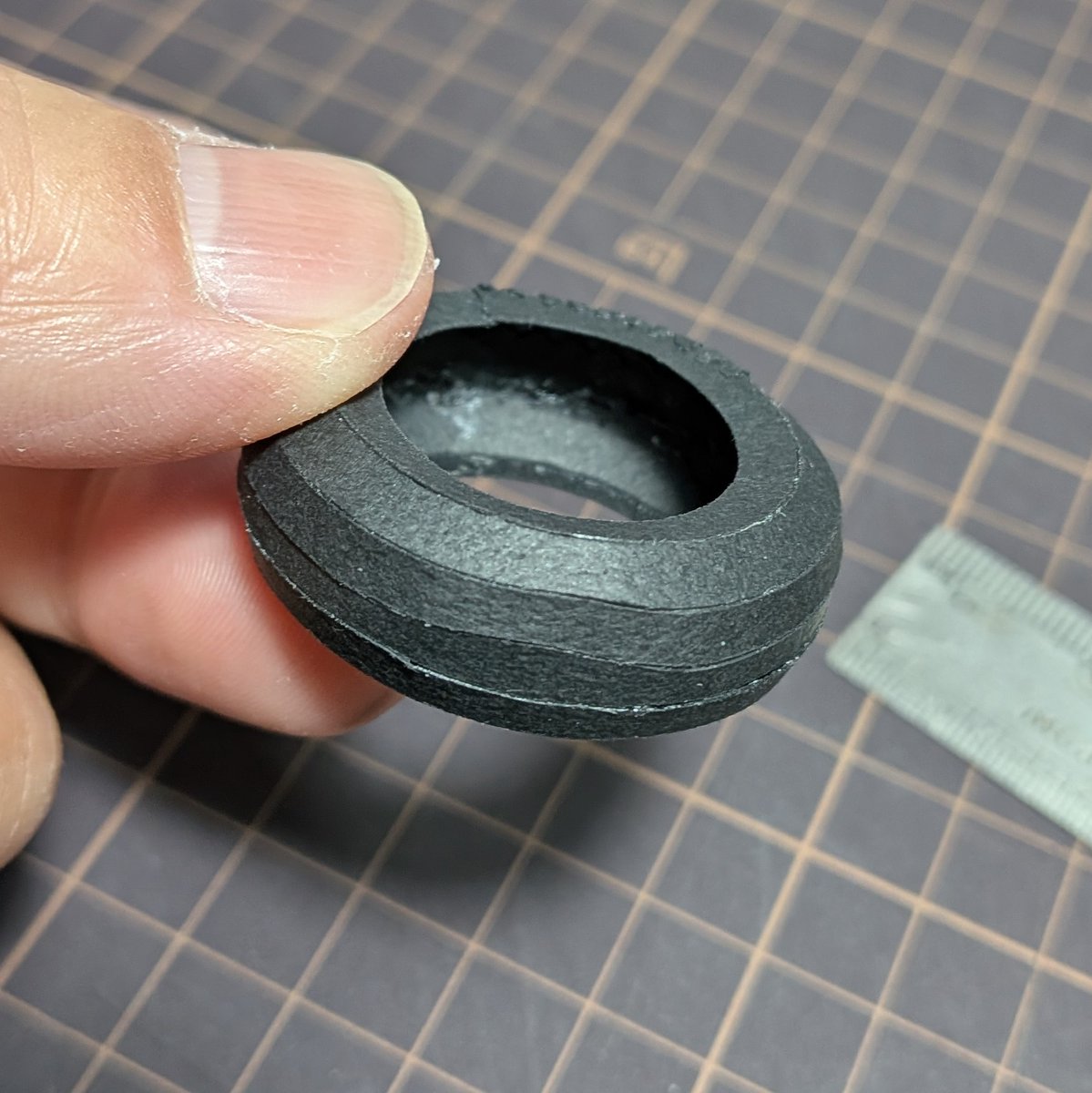 kamitoki_design's tweet image. ブロックパターンを貼り始めて、少し後悔しているのです。
タイヤの接地面は、凹ませて設計してみました。
#ペーパークラフト #papercraft #モトラ