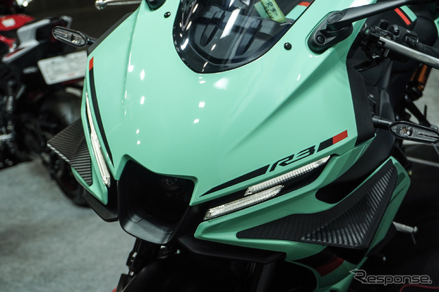 motospo_'s tweet photo. またも若者ゴコロを鷲掴み!? 新色「ライトグリーン」の新型ヤマハ『YZF-R3』がサプライズ公開…大阪モーターサイクルショー2026
https://t.co/Z0otf2thR3

ヤマハ発動機は3月20日に開幕した「大阪モーターサイクルショー2026」に出展。「YZF-R」「MT」「XSR」各シリーズが持つ世界観を、計24台のバイクで表現した。そんな中、従来のラインアップにはないカラーリングの『YZF-R3』がサプライズで登場。これまでも斬新なカラーで若者を虜にしてきたYZF-R3だけに、鮮やかなライトグリーンをまとった車体も会場の注目を集めていた。
