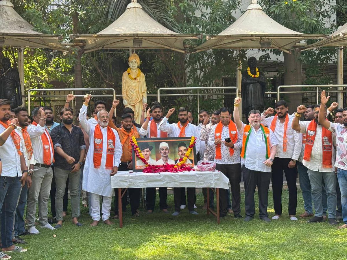 Bjp4_Bharuch's tweet photo. 🙏 ભાજપ ભરૂચ શહેર યુવા મોરચા દ્વારા 23 માર્ચ શહીદ દિવસ નિમિત્તે મહાન ક્રાંતિકારી અને માં ભરતી સ્વતંત્રતા માટે પોતાના પ્રાણો ની આહુતિ આપનાર અમર શહીદ ભગતસિંહ , સુખદેવ થાપર અને શિવરામ રાજગુરુ જી ને પુષ્પાંજલિ અર્પણ કરવામાં આવી. https://t.co/cFl4JhdMnt