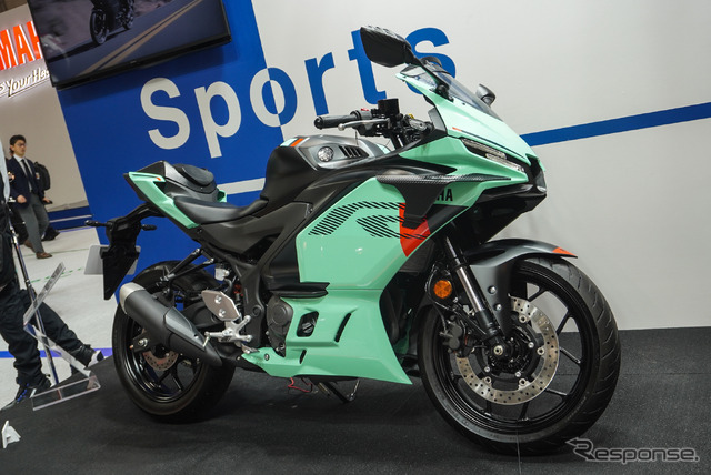 motospo_'s tweet photo. またも若者ゴコロを鷲掴み!? 新色「ライトグリーン」の新型ヤマハ『YZF-R3』がサプライズ公開…大阪モーターサイクルショー2026
https://t.co/Z0otf2thR3

ヤマハ発動機は3月20日に開幕した「大阪モーターサイクルショー2026」に出展。「YZF-R」「MT」「XSR」各シリーズが持つ世界観を、計24台のバイクで表現した。そんな中、従来のラインアップにはないカラーリングの『YZF-R3』がサプライズで登場。これまでも斬新なカラーで若者を虜にしてきたYZF-R3だけに、鮮やかなライトグリーンをまとった車体も会場の注目を集めていた。