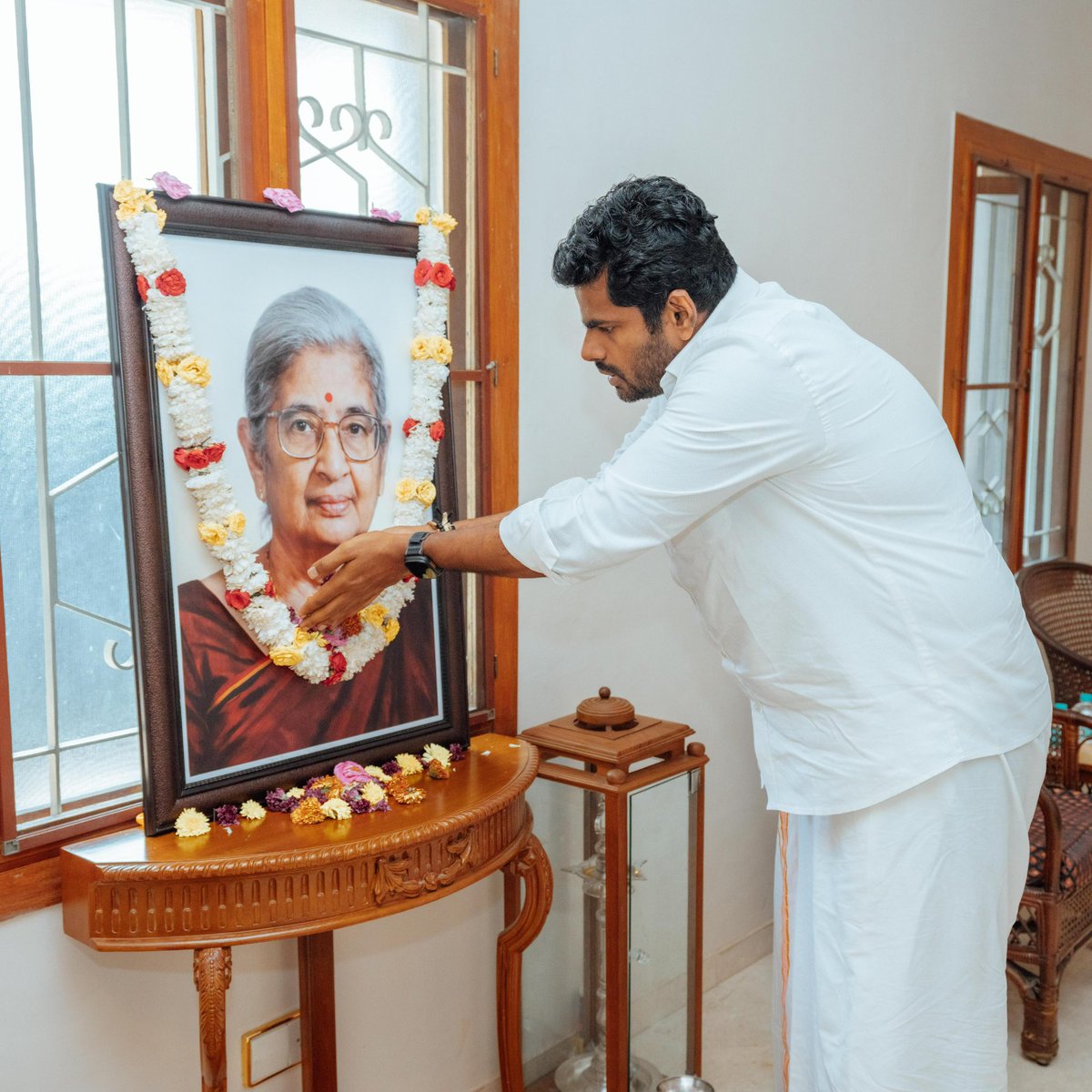 annamalai_k's tweet photo. இன்றைய தினம் உடுமலைபேட்டையில், தமிழ்நாடு கம்ம நாயுடு மகாஜன சங்கத்தின் மாநில தலைவர் திரு. ரவீந்திரன் கெங்குசாமி  நாயுடு அவர்களது இல்லத்திற்கு நேரில் சென்று, சில தினங்களுக்கு முன்பு, வயது மூப்பு காரணமாக இறைவனடி சேர்ந்த, அவரது தாயார் திருமதி.ராஜலட்சுமி கெங்குசாமி நாயுடு அவர்களின் புகைப்படத்திற்கு மலர் தூவி அஞ்சலி செலுத்தினேன். 

இன்று வரை ஏழை எளிய மக்களுக்கு சிறப்பான கல்வியை வழங்கி வரும் RG கல்வி நிறுவனங்களை நிறுவி கல்வி தந்தையாகவும், தானத்தில் வள்ளலாகவும் வாழ்ந்து மறைந்த திரு.கெங்குசாமி நாயுடு அய்யா அவர்களின் மனைவி திருமதி. ராஜலட்சுமி அவர்களின் இழப்பு பேரிழப்பாகும். தாயை இழந்து வாடும் குடும்பத்தினருக்கு எனது ஆழ்ந்த இரங்கல்களை தெரிவித்து கொள்கிறேன்.

ஓம் சாந்தி!

@balaji_utham