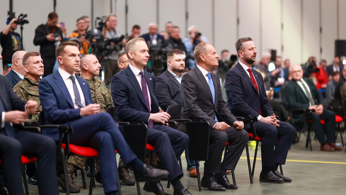 MON_GOV_PL's tweet image. Umowy offsetowe dla #Apache podpisane 
-
@PremierRP @donaldtusk, wicepremier W. @KosiniakKamysz oraz sekretarze stanu w @MON_GOV_PL @pawelbejda i @CTomczyk wzięli dziś udział w uroczystości zawarcia umów offsetowych między WZL nr 1 #Łódź a Lockheed Martin.

📄