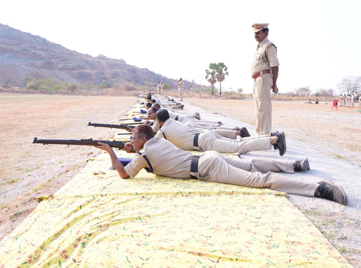 AnantapurPolice's tweet photo. జిల్లా ఎస్పీ శ్రీ పి.జగదీష్ IPS గారి ఆదేశాల మేరకు సివిల్ పోలీసులకు వార్షిక ఫైరింగ్ శిక్షణ 🔫🎯
ఇటుకలపల్లి పోలీస్ స్టేషన్ పరిధిలోని మన్నీల రేంజ్ లో కానిస్టేబుల్ నుండీ ఏఎస్సైల వరకు పాల్గొని సాధన చేశారు @APPOLICE100
#anantapurpolice
#PoliceTraining
#FirearmsTraining https://t.co/Nju9FjmPsL