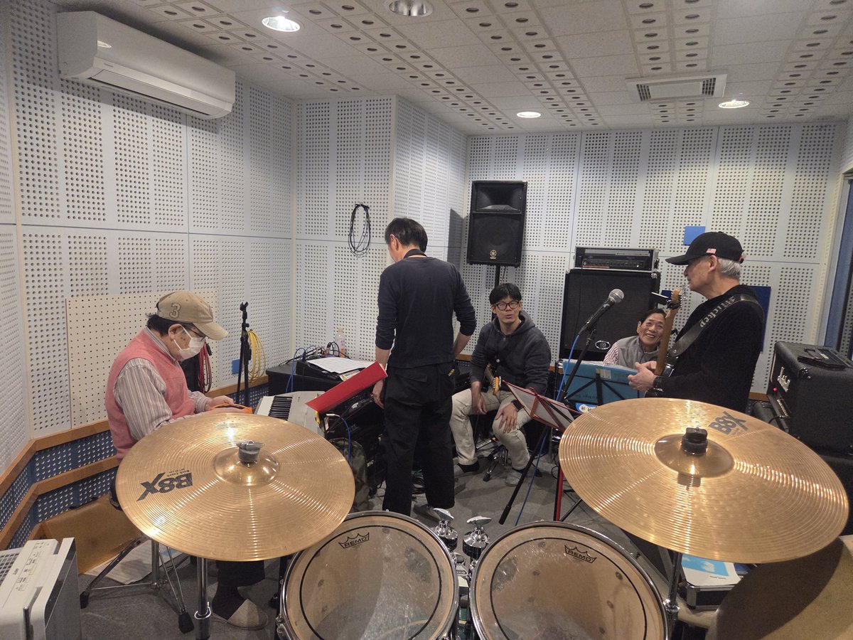 keiyoshidakds's tweet photo. ミッキー大場さんバンドの練習に、
夙川に有りますスタジオ「NU-VU」に来させて頂いています🎵
5月10日(日) 元町にあります
「Cafe James」でのライブに向けての
練習です🍀
#ミッキー大場 #NUVU #バンド #夙川 #スタジオ https://t.co/cQ0yrSu0CA