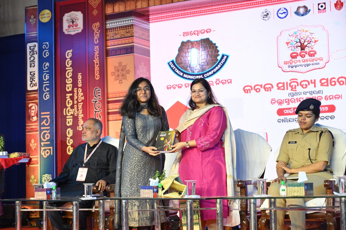 DDNewsOdia's tweet image. 📚କଟକରେ ଜମୁଛି ପୁସ୍ତକମେଳାର ଆସର। ଏହି #BookFair ଆସନ୍ତା ୨୯ ତାରିଖ ପର୍ଯ୍ୟନ୍ତ ଚାଲିବ

📚#CMC ପକ୍ଷରୁ ପ୍ରଥମକରି ଆୟୋଜିତ କଟକ ସାହିତ୍ୟ ସରୋବରର ତୃତୀୟ ସନ୍ଧ୍ୟାରେ ହଜାର ହଜାର ସଂଖ୍ୟାରେ ପାଠକ ଯୋଗ ଦେଇଛନ୍ତି

📚୯୯୯ ଟଙ୍କାରେ ପୁସ୍ତକ କିଣିଲେ ମହାନଗର ନିଗମ ପକ୍ଷରୁ ଏକ ଔଷଧୀୟ ଗଛ ନିଶୁଳ୍କରେ ପ୍ରଦାନ କରାଯାଉଛି
#Cuttack