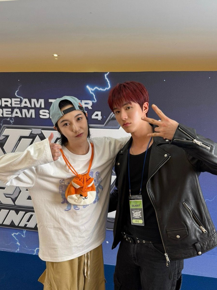 -star tiap gang ada temen renjun ternyata bukan mitos, ini baru yang dateng di konser minggu pertama dan fotbarnya kespill😭 banyak yang gaada fotonya dan belum lagi yang minggu depan😭