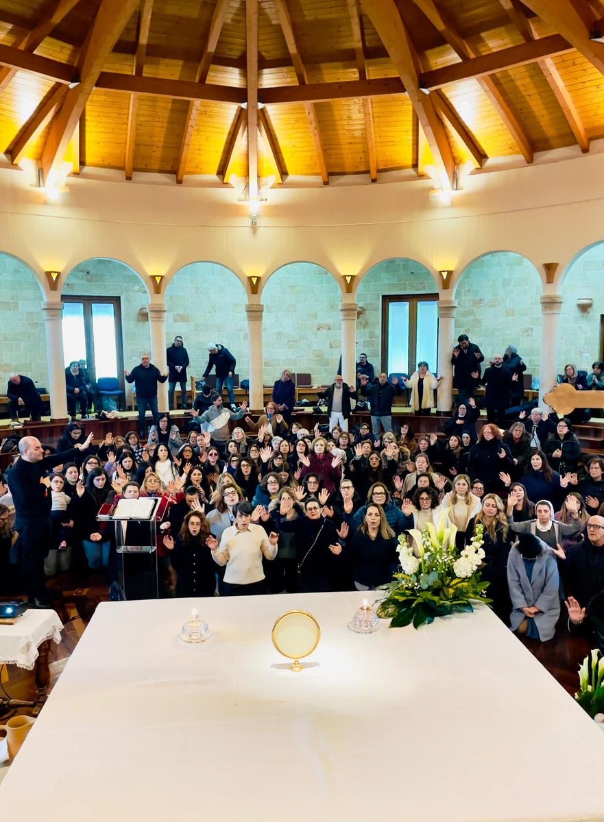 La Giornata di spiritualità ieri a Lecce: dalla Parola “Nel nome di Gesù, cammina!” nasce un invito a lasciare idoli e pesi per riscoprire la forza della lode. 🙏 La lode trasforma il lamento in gratitudine e ridona vita allo spirito. 🔥🕊 #Lode #Fede