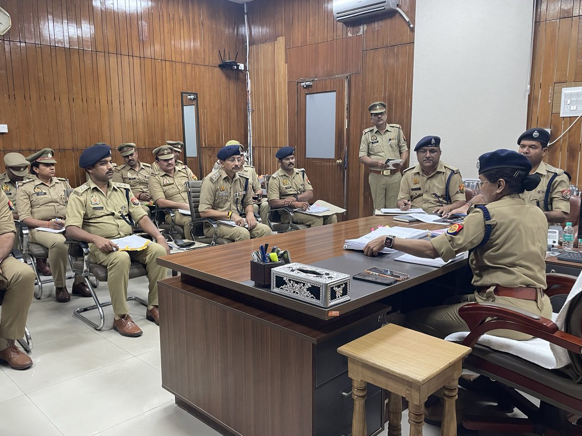 dcpcentrallko's tweet photo. #DCP_CENTRAL_LUCKNOW
#क्राइम_मीटिंग 
@Jcpcrimelko द्वारा @dcpcentrallko, #ADCP_CENTRAL व तीनों सर्किल के #ACP's व सभी #SHO's के साथ क्राइम मीटिंग कर अपराध की रोकथाम, लंबित विवेचनाओं के निस्तारण,महिला सुरक्षा संबंधी व अन्य आवश्यक दिशा-निर्देश दिये गये ।
@lkopolice
@LkoCp 
@LoJcp https://t.co/ExIa3jUmZX
