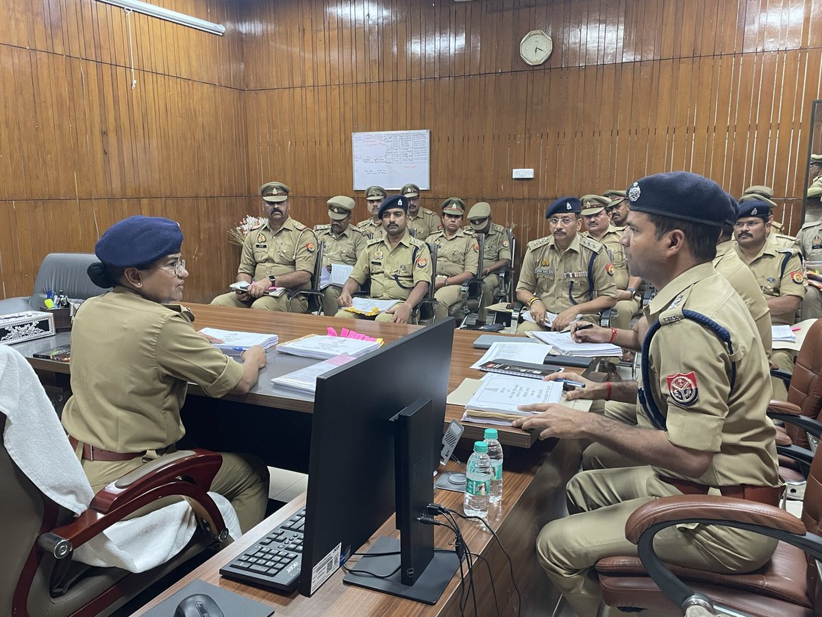 dcpcentrallko's tweet photo. #DCP_CENTRAL_LUCKNOW
#क्राइम_मीटिंग 
@Jcpcrimelko द्वारा @dcpcentrallko, #ADCP_CENTRAL व तीनों सर्किल के #ACP's व सभी #SHO's के साथ क्राइम मीटिंग कर अपराध की रोकथाम, लंबित विवेचनाओं के निस्तारण,महिला सुरक्षा संबंधी व अन्य आवश्यक दिशा-निर्देश दिये गये ।
@lkopolice
@LkoCp 
@LoJcp https://t.co/ExIa3jUmZX