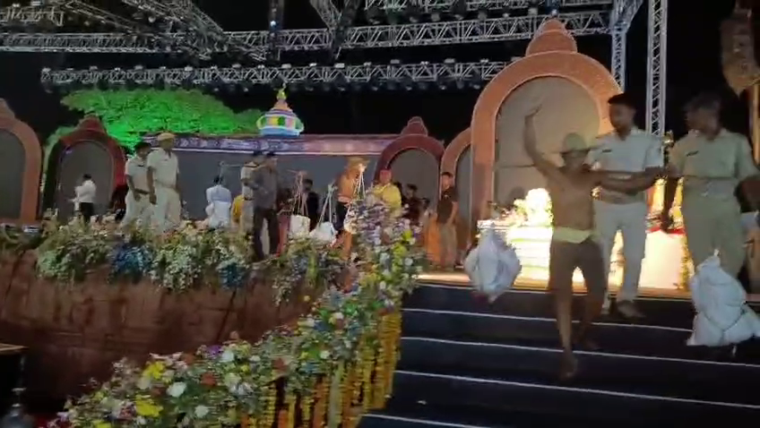 otvkhabar's tweet photo. #ମଞ୍ଚରେ_ପ୍ରତିବାଦ_୧୫_ଅଟକ
-ଯାଜପୁର ଜିଲ୍ଲା ମହୋତ୍ସବରେ ମଞ୍ଚରେ ଚଢ଼ି ପ୍ରତିବାଦ ଘଟଣା
-ନବନିର୍ମାଣ କୃଷକ ସଂଗଠନର ୧୫ରୁ ଊର୍ଦ୍ଧ୍ବ କର୍ମୀଙ୍କୁ ଅଟକ ରଖିଲା ଟାଉନ୍ ପୋଲିସ
-ଧାନକିଣାରେ ଅବ୍ୟବସ୍ଥା ନେଇ ମଞ୍ଚରେ ଧାନବସ୍ତା ରଖି ପ୍ରତିବାଦ କରିଥିଲେ
#JajpurProtest #NabnirmanKrushakSangathan
#StageProtest #FifteenDetain #OTV