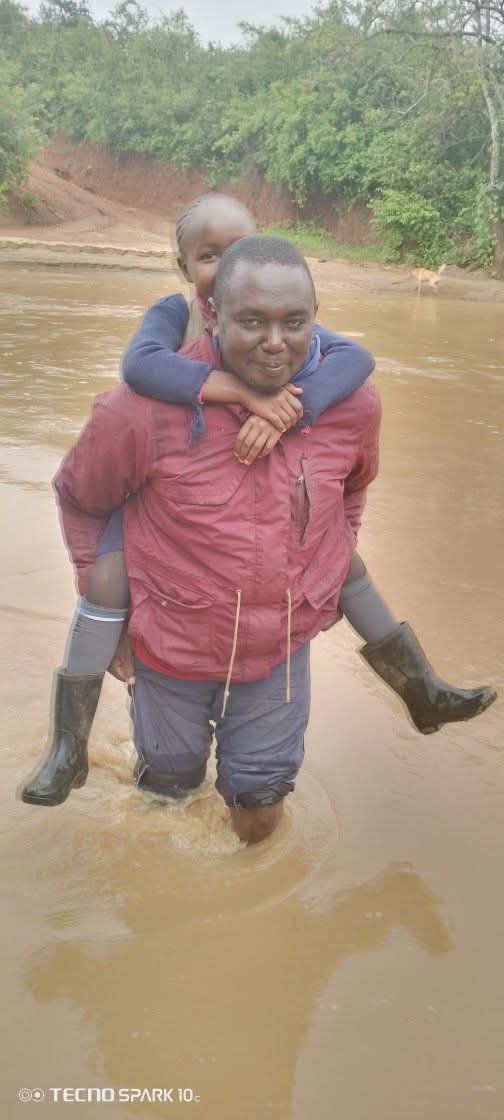 CountyDigest's tweet photo. May God see through the education of this girl.

May the man be blessed abundantly 

#Tuju
#Arsenal https://t.co/FVMlxkC6iN