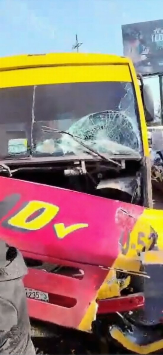 soyluisgabriel1's tweet image. 🚨💥 Aparatoso accidente entre dos unidades del transporte público dejo varias personas lesionadas en la 24 Sur y Avenida Las Torres.

Una unidad de la ruta 10 terminó sobre la banqueta.