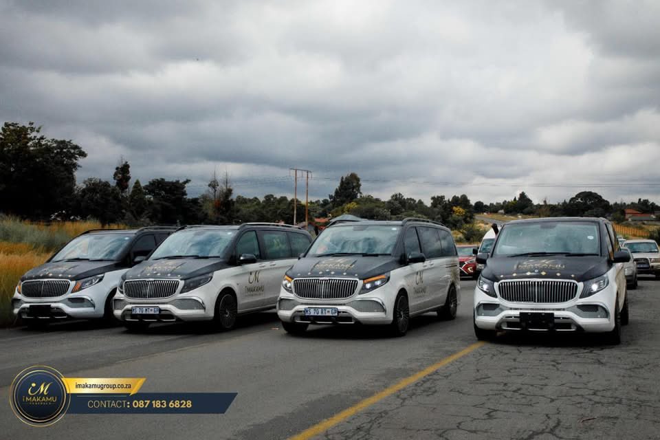 INBaloyi's tweet photo. These pictures are not only for marketing but this is what users of Kliprevier Rd get subjected to every weekend. You can clearly see that the aim is to block the road.
Samething happened on the 21 when some Calvin and family security member was burried  @Lesufi @City_Ekurhuleni https://t.co/UhXq1ewKj1