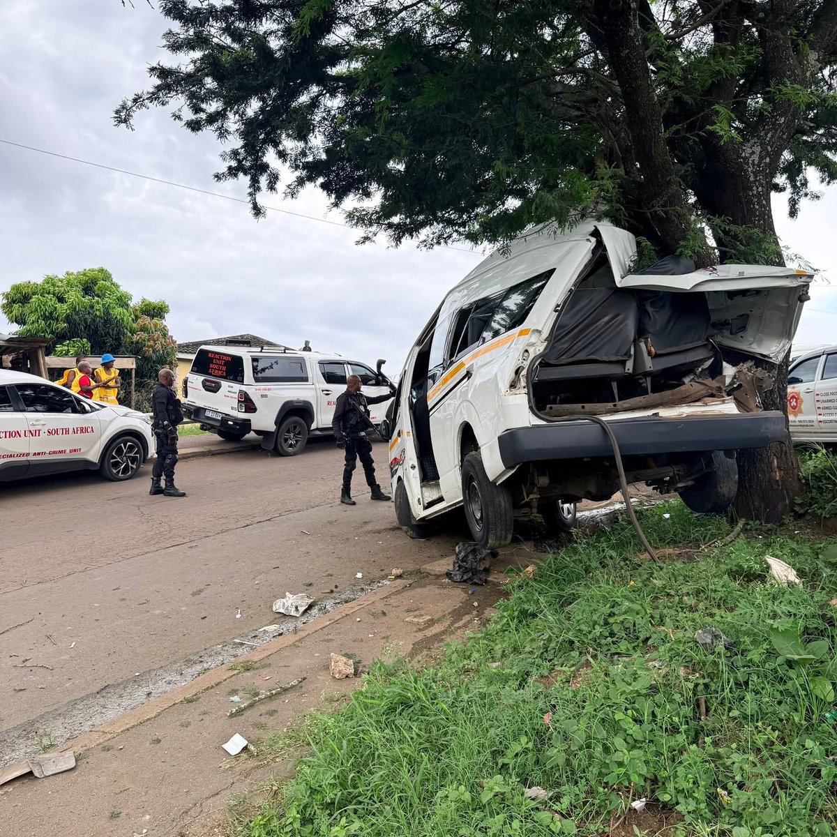 inanda884fm's tweet image. Taxi Crash, on Prickle Pear Rd, Waterloo, #Durban . A Toyota Quantum rolled down a hill &amp;amp; hit a tree . 5 injured, 1 woman seriously, 4 scholars moderately. RUSA treated &amp;amp; transported patients. Driver unharmed.  

#Waterloo 
#KZN 
#TaxiCrash 
#RoadSafety 
#RUSA 
#CommunityAlert