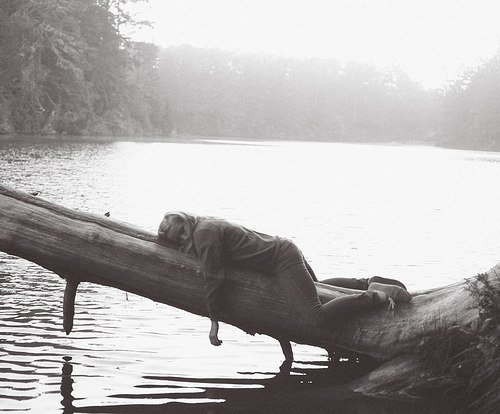 ليتني تركتك غريبًا كالبقية، لا تعرفني ولا أعرفك.

ليتني تجاهلتك، ولم أفتح لك أبوابي.

ليتني يومها لم أسمح لك بتجاوز أسوار وطني، وأبقيتك بعيدًا…
حيث لا قصة بيننا، ولا ذكرى.🖤
#ندم