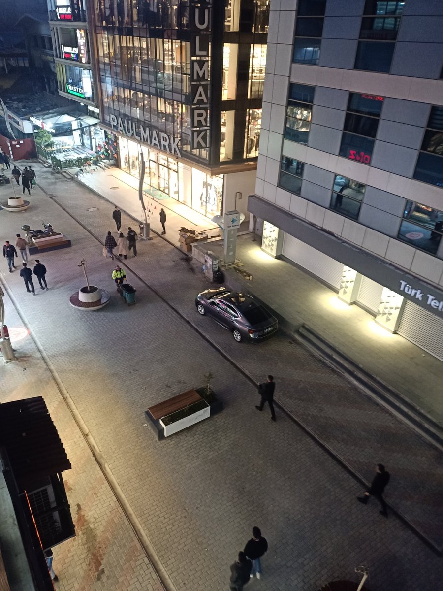 ibrkyn's tweet photo. Sanat sokağındaki aydınlatma direklerin hiçbiri yanmıyor gerçi hemen hergün bir kaç kez kesiliyor ilgili ve yetkili kurumlar bu durumu görmüyormu yoksa görmek mi istemiyor @vedaselektrik @ipekyolubeltr @vanbuyuksehirbb @tcvanvaliligi @TCEnerji https://t.co/SOIx4KrKyN