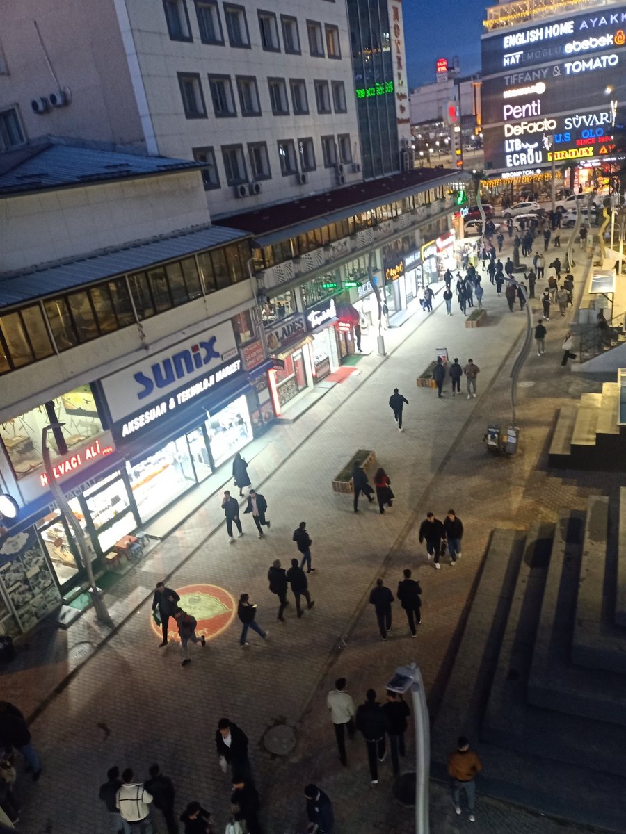 ibrkyn's tweet photo. Sanat sokağındaki aydınlatma direklerin hiçbiri yanmıyor gerçi hemen hergün bir kaç kez kesiliyor ilgili ve yetkili kurumlar bu durumu görmüyormu yoksa görmek mi istemiyor @vedaselektrik @ipekyolubeltr @vanbuyuksehirbb @tcvanvaliligi @TCEnerji https://t.co/SOIx4KrKyN