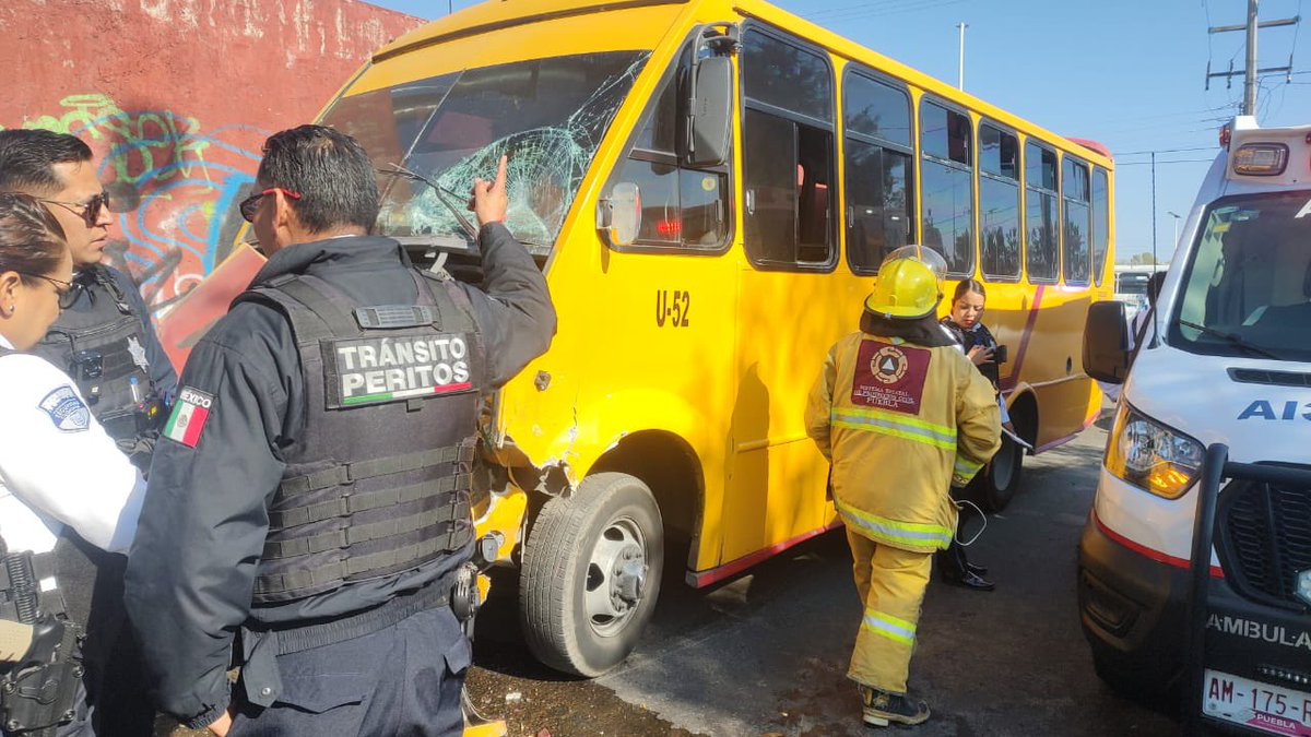 Trafico_Puebla's tweet photo. 🚍💥 Una unidad 52 de la Ruta 10 presuntamente impactó a transeúntes y posteriormente chocó contra otra unidad de transporte público en la intersección de la 24 Sur y Avenida Las Torres, en la colonia Tres Cruces.

📌 Elementos de la @PCGobPue informaron que dos personas resultaron lesionadas, mismas que fueron atendidas por servicios médicos de la @BUAPoficial. Se descartó el derrame de combustible u otros riesgos.

Se presume que el conductor se dio a la fuga.⚠️

#Puebla #Noticias #Accidente #Choque