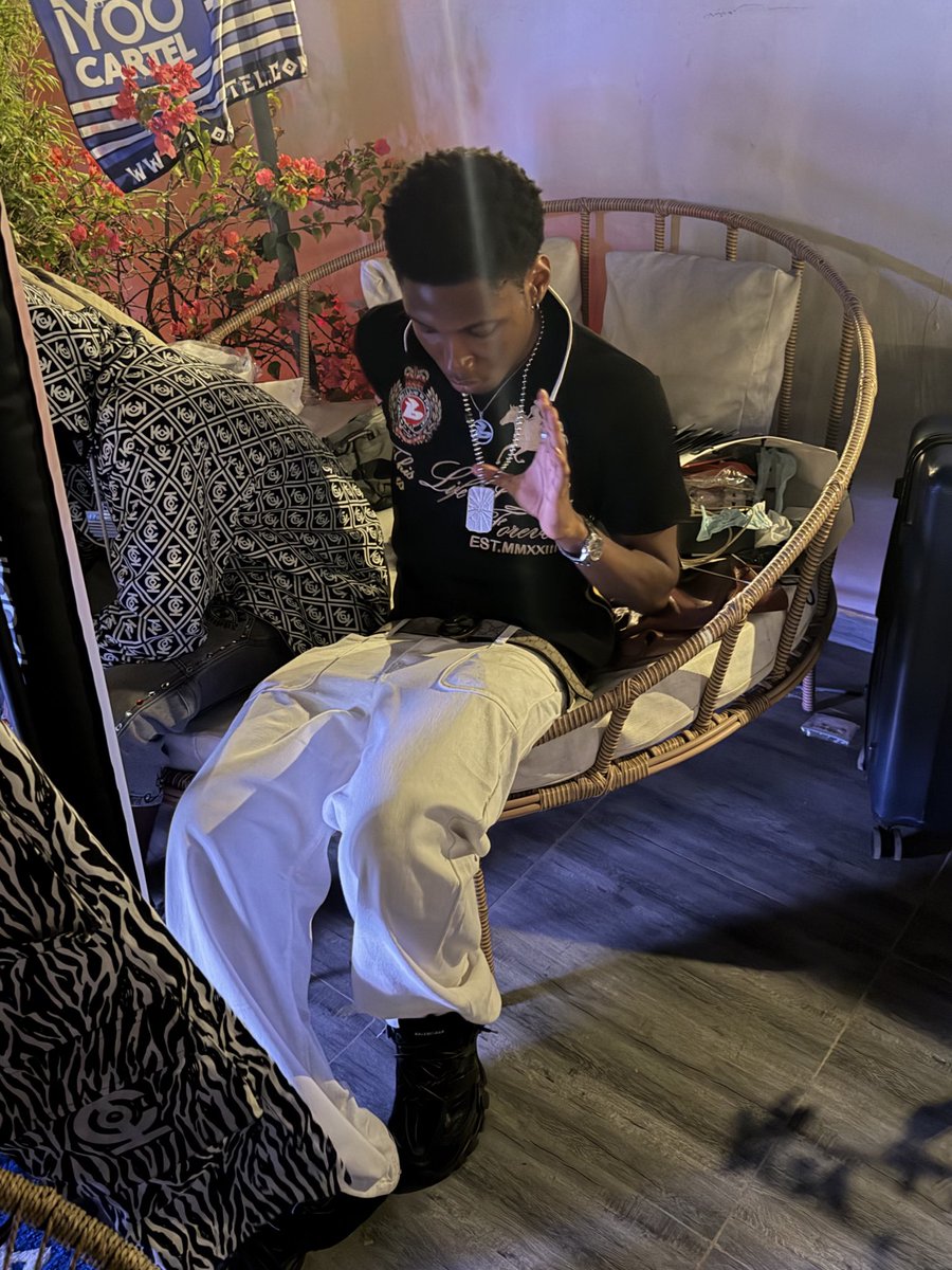 sinlaurent tweet media