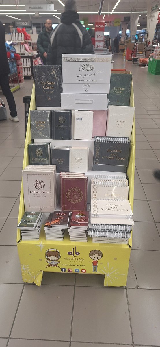 BenFreferf's tweet photo. @Alkanz Salam aleykoum, cette année chez Auchan dans ma ville, ils n'ont pas fait 1000 et 1 nuits... ils ont assumé et écrit en gros Ramadan en plein dans l'allée centrale, et aussi placé des livres, pareil en allée centrale. J'ai apprécié https://t.co/bdJFM8Jd5G