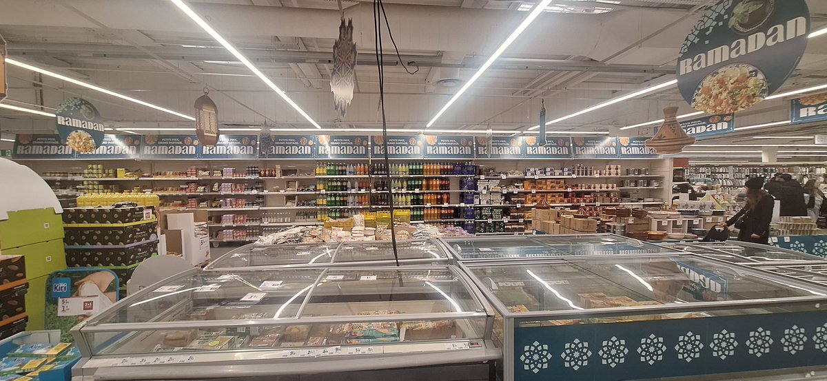 BenFreferf's tweet photo. @Alkanz Salam aleykoum, cette année chez Auchan dans ma ville, ils n'ont pas fait 1000 et 1 nuits... ils ont assumé et écrit en gros Ramadan en plein dans l'allée centrale, et aussi placé des livres, pareil en allée centrale. J'ai apprécié https://t.co/bdJFM8Jd5G