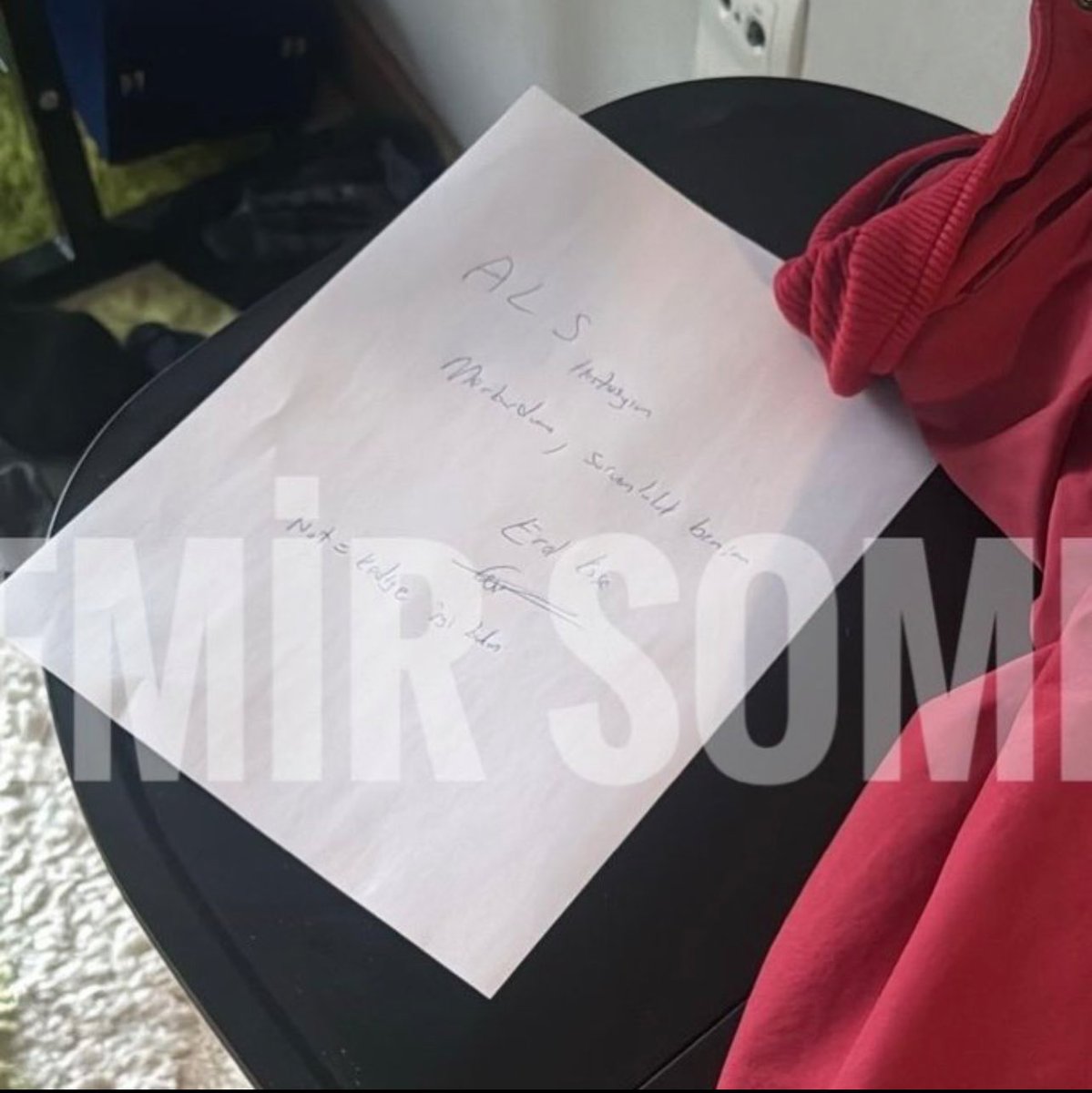 VatanX_'s tweet photo. #SONDAKİKA 

İstanbul’da evinin balkonundan düşerek hayatını kaybeden Erol Köse’nin evinde el yazısıyla yazılmış bir not bulundu:

"ALS hastalığımdan dolayı mecburdum, sorumluluk benim. Kedime iyi bakın." #erolköse 

(Emir Somer) https://t.co/9jBhppCsej