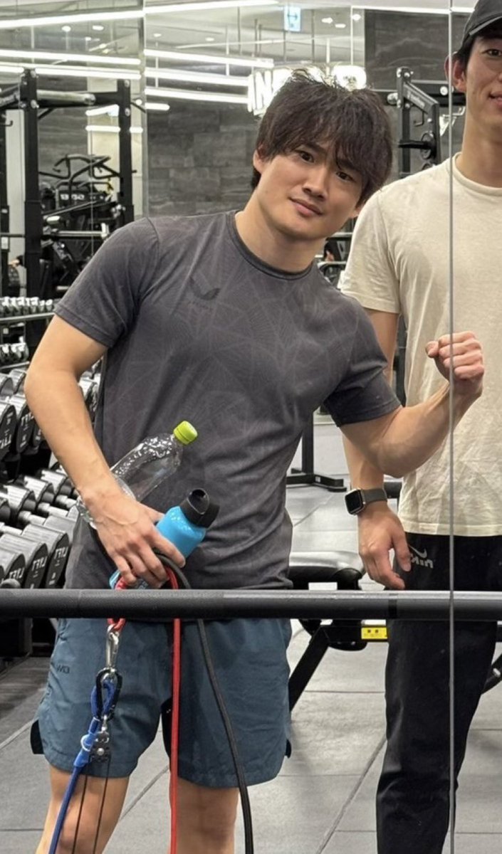 goatnoda's tweet image. straight from instagram live to the gym #PRIORITIES