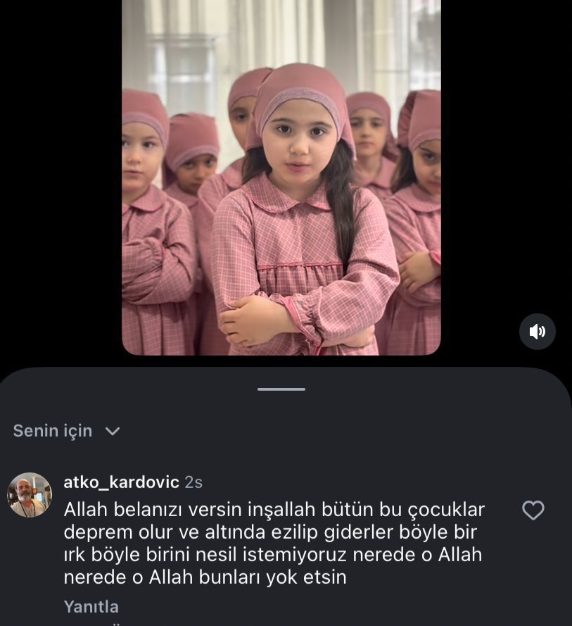 Bir etkinlik için başörtüsü takan küçük çocuklara “inşallah deprem olur ve hepiniz ölürsünüz” yazmış.

Kinleri öyle böyle değil.

Gören herkes RT yapsın, bulunsun bu alçak.