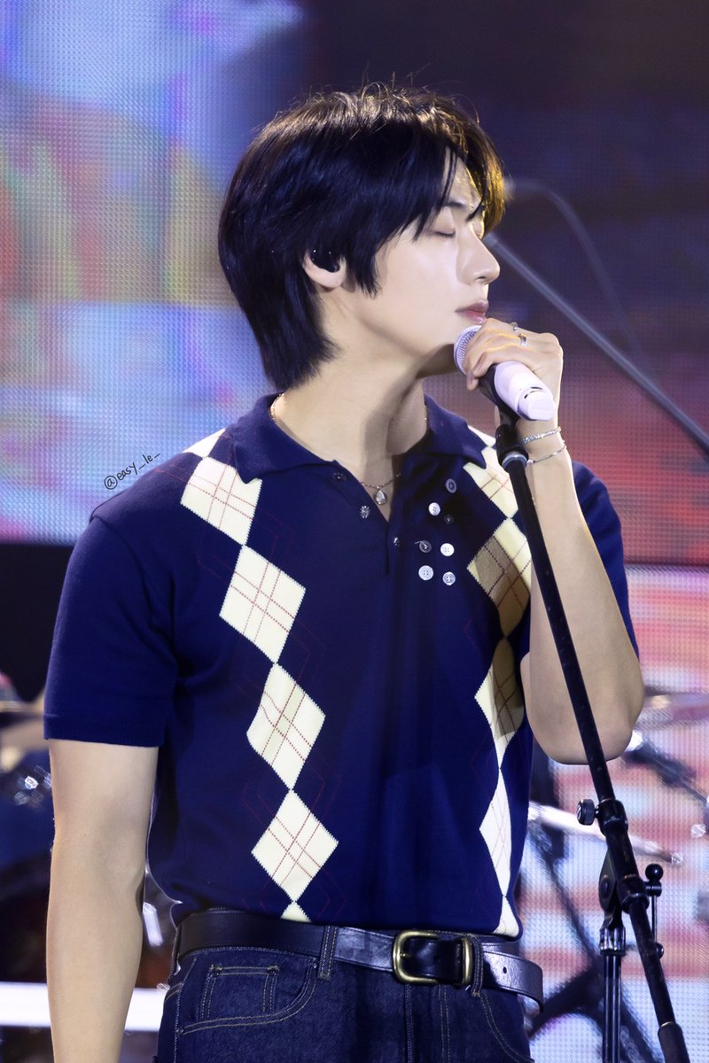 easy_le_'s tweet photo. 260322 우사합 Day2

선녀가 등장하면 이렇게 할거같아🫠

#엔플라잉 #NFlying 
#이승협 #승협 #Leeseunghyub https://t.co/GkkfffYHtl
