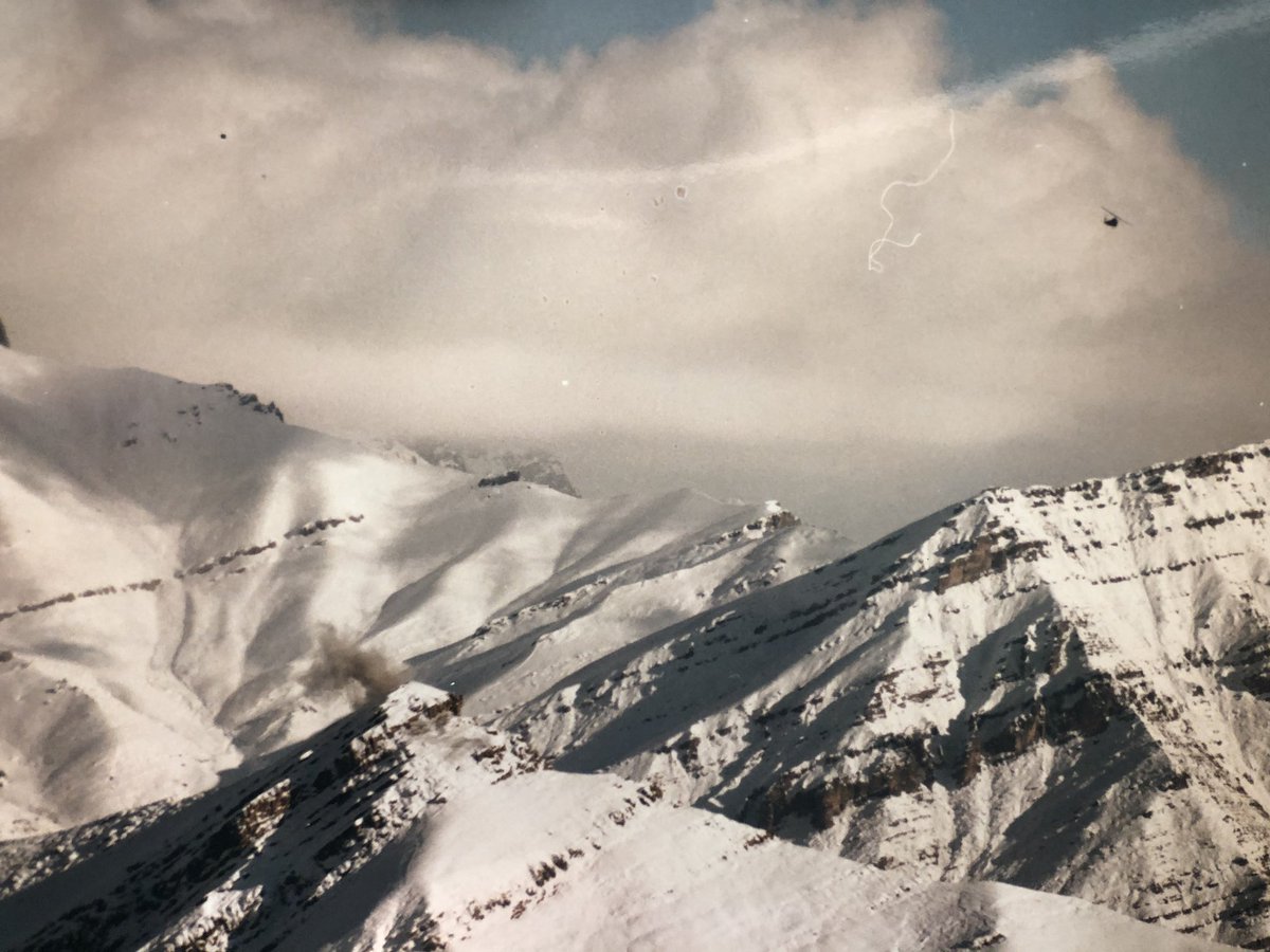 Şehit Ağzından Bir Şiir: 

Ey karlı dağ! Yolum kesme, bir ocaklık odun ver,
Issız, viran kulübemde yavrum yola bakıyor.
Ey soğuk kar!.... Söyletmiyor, oh yüzümü yakıyor;
Yol belirsiz bilmiyorum, uçurum mu şu düz yer?

Ey güzel köy! Viran olma şu genç yaşında;
Dağlarında taze