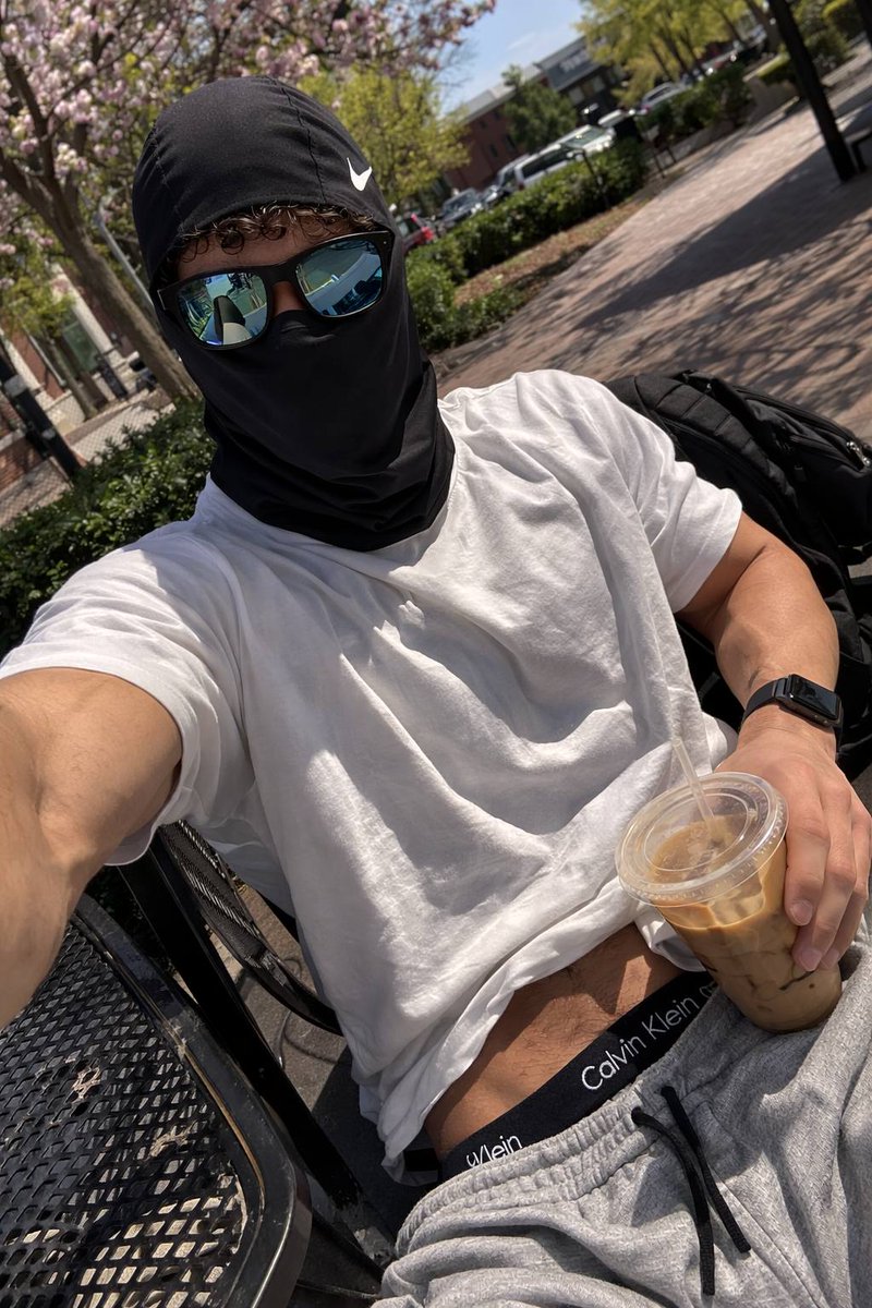 CollegeboyXP tweet media