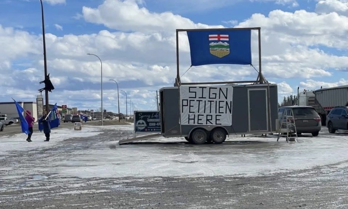 ABDanielSmith's tweet photo. People often wonder, how I can keep saying that I support a united Canada while constantly changing the rules to favour separatists.
Let's just say, I'm not worried about the separatists getting enough signatures. #ItsAGrift
#abpoli https://t.co/g0RlObszGM