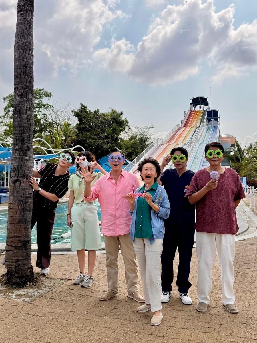 enfer_les's tweet image. แล้วนักแสดงมีรุ่นหนุ่มสาว ชายสิงหญิงหนึ่ง เท่ากับนักแสดงอาวุโสเลย หรือหนังจะเล่าชีวิตของผู้สูงวัย สลับกับชีวิตตอนเป็นหนุ่มสาว ไปรำลึกถึงความหลัง สถานที่ที่เคยไปเที่ยวด้วยกัน

#UpPoompat #KeepItUp