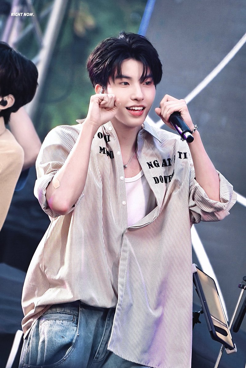 RIGHT NOW. tweet media