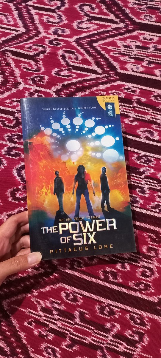 raven is selling books 🛍️ tweet media