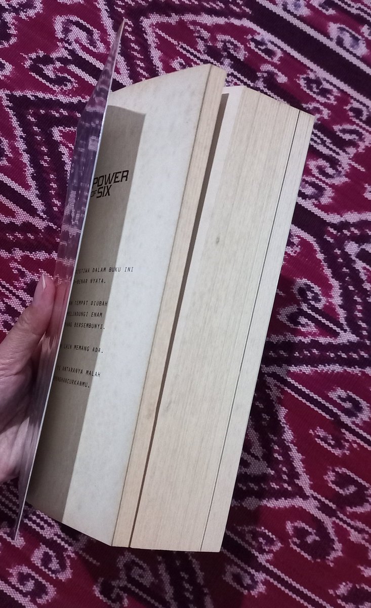 raven is selling books 🛍️ tweet media