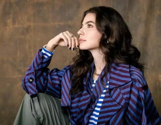 me encanta como a menina lore ta parecendo uma filosofa pré socrática aqui