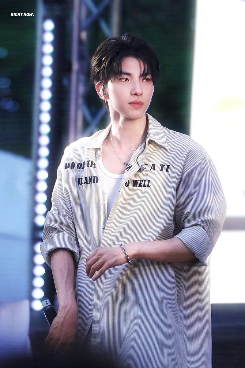 RIGHT NOW. tweet media