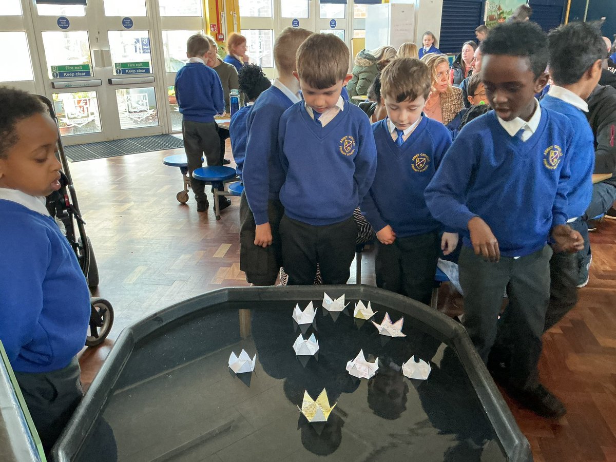 AbbeyPrimary's tweet photo. #y3 sent the prayers of gratitude up to God. We were amazed to watch how the stars opened up, revealing all the ways we are thankful #familyweek https://t.co/7PC7A2nBUP