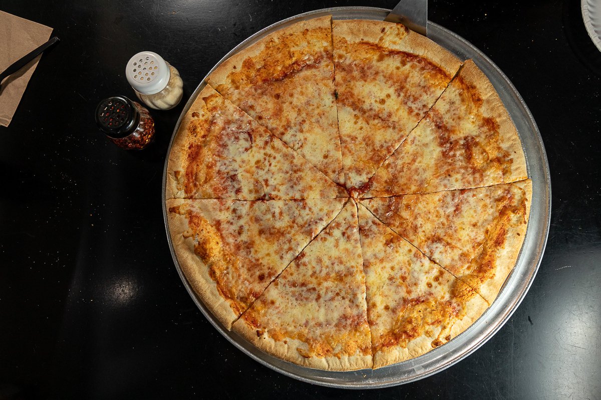 Brick3Pizza's tweet photo. Dive into the world of pure cheesy delight with our much-loved Cheese Pizza. Its popularity is a testament to its irresistible taste! 🍕😋 #Brick3Pizza #CheeseLovers #PizzaTime https://t.co/BVgCNb0osp