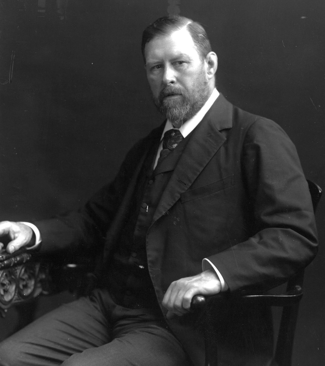 Abraham "Bram" Stoker falleció el 20 de abril de 1912 de sífilis. Murió en una pensión, pobre y sin conocer el éxito.
Como si fuera poco, su fallecimiento coincidió con el hundimiento del Titanic y apenas si apareció en la prensa.

El oficio de escritor no fue nunca su sustento