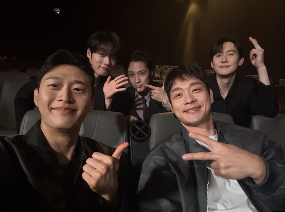 junhannni__0329's tweet image. #윤재찬 배우 인별 속 #김준한

차카니 미소짓고있는 어떤 남성😄
저 브이는뭐죠ㅋㅋ